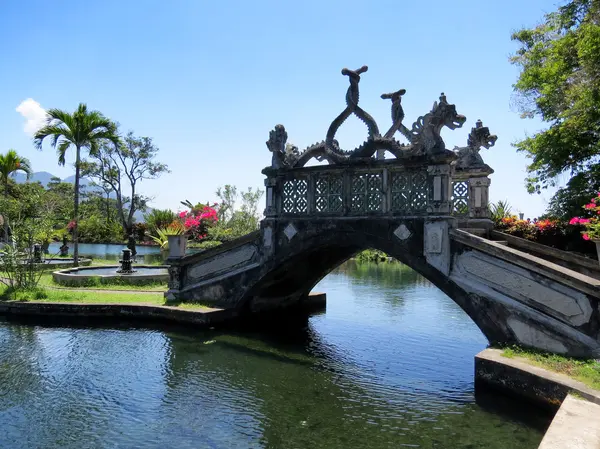 Park Tirta Gangga Sarayı gölde güzel köprü