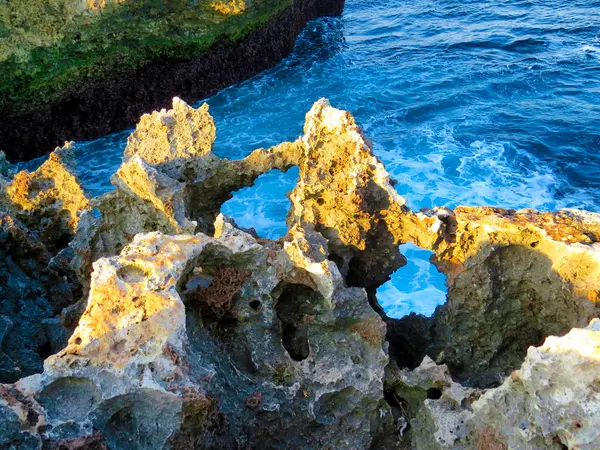 Büyük taşlar ve dalgalar halinde su havaya Bali