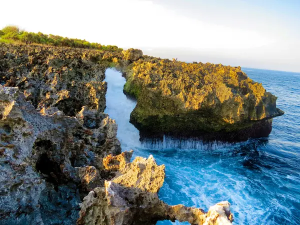 Büyük taşlar ve dalgalar halinde su havaya Bali