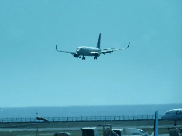 The plane is landing, Bali — Stock Photo, Image