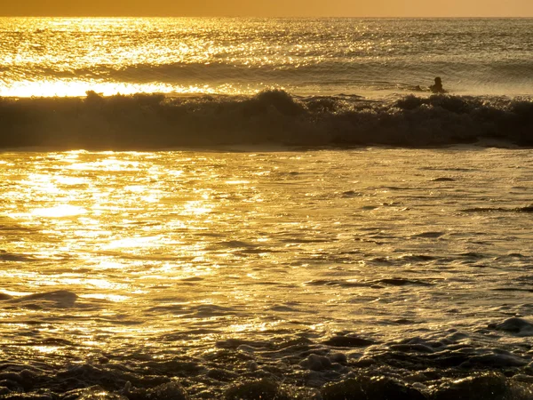 Wunderschöner sonnenuntergang in kuta, bali, indonesien — Stockfoto