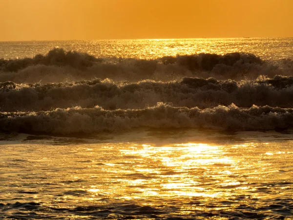 Wunderschöner sonnenuntergang in kuta, bali, indonesien — Stockfoto