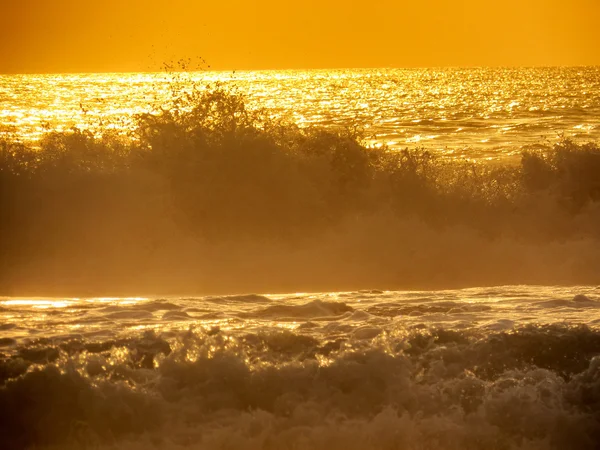 Wunderschöner sonnenuntergang in kuta, bali, indonesien — Stockfoto