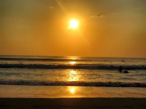 Wunderschöner sonnenuntergang in kuta, bali, indonesien — Stockfoto