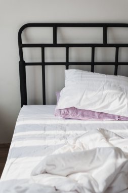 Yatağa yalın penceresinden ışık.