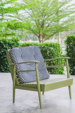 Çimento katta bir kafede yeşil tekli.