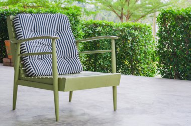 Bir kafede yeşil tekli.