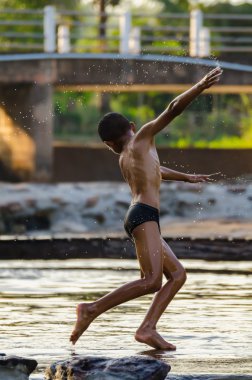 Suya atlama önce eylem bir çocuk. Hareket Bulanıklığı.