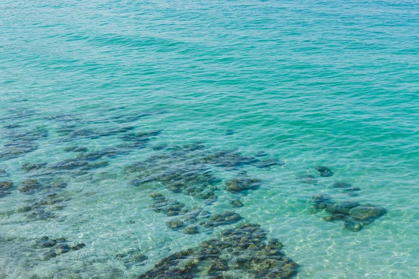 물속에 잠긴된 바위를 통해 보이는 아름 다운 청록색 깨끗 한 물. — 스톡 사진