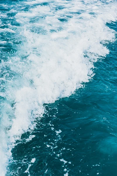 Olas en el mar azul detrás de la lancha rápida . — Foto de Stock