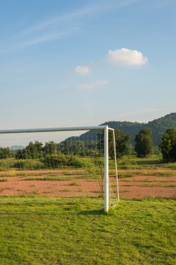 Dağ arka plan ile sahada futbol gol.