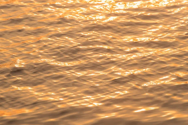 Textura de ondas en un río, en la hora dorada . — Foto de Stock