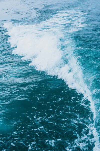 Olas en el mar azul detrás de la lancha rápida . — Foto de Stock