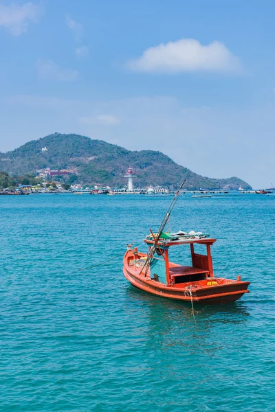 Fischerboot ankert an der Küste. Selektiver Fokus. — Stockfoto