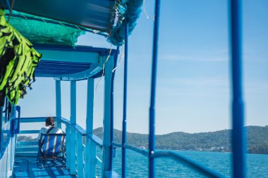 Yalnız Feribot Tekne üzerinde oturan adam. Seçici odak.