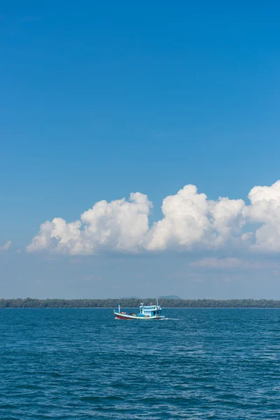 Barco de pesca flotar en el mar con el cielo azul . Fotos De Stock Sin Royalties Gratis