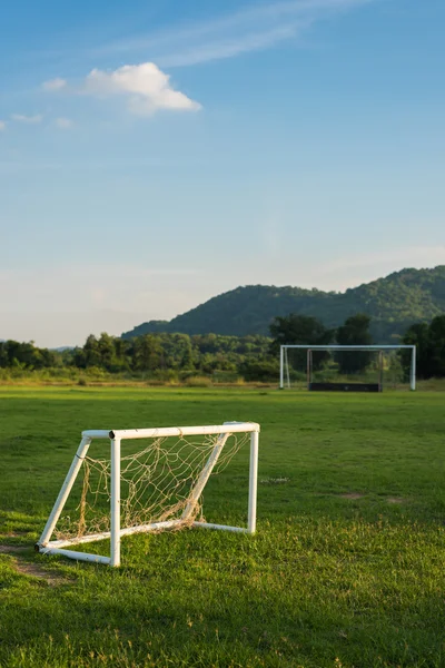 Mini y gran gol de fútbol en el campo. Enfoque selectivo . Imagen De Stock