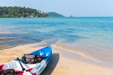 Boş kayık sahilde. Seçici odak.