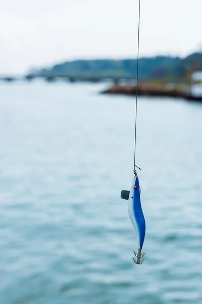 Cebo azul listo para pescar en la orilla. Enfoque selectivo . — Foto de Stock