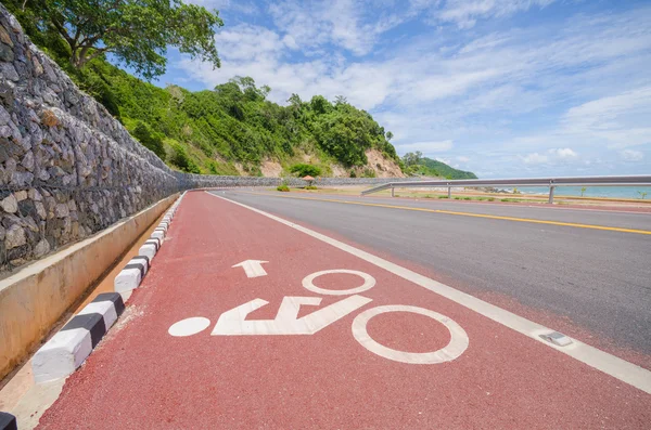 La pista ciclabile rossa situata al mare. Chanthaburi, Thailandia — Foto Stock