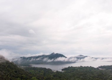 Ampara yakınlarındaki Ekgal Oya Gölü 'nün nadir bulunan bir fotoğrafı. Burası Sri Lanka 'da fil izleme için en iyi yerlerden biri..