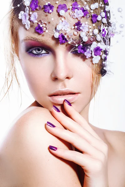 Flicka i skönhet lila make up — Stockfoto