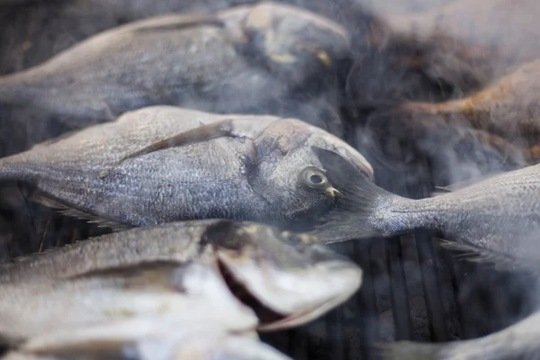 Peixe frito fresco na grelha — Fotografia de Stock