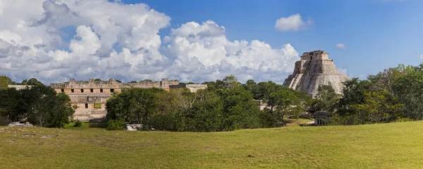 Uxmal in Mexico - panorama with temple and pyramid — Stock Photo, Image