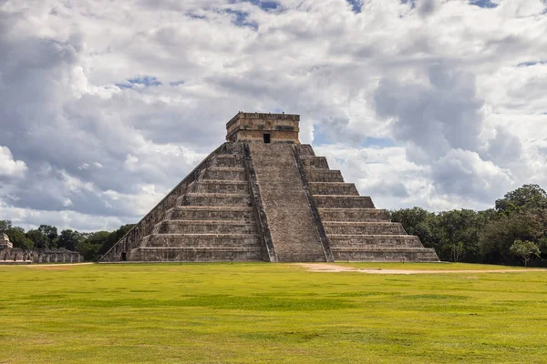 Mexique, Chichen Itza, Pyramide El Castillo - Temple de Kukulcan Images De Stock Libres De Droits