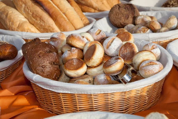安排与各种类型的面包 — 图库照片