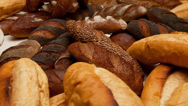 Arranjo com vários tipos de pão — Fotografia de Stock