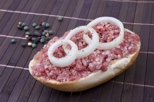 Bread roll with ground beef - Gehacktes-Brötchnen — Stockfoto