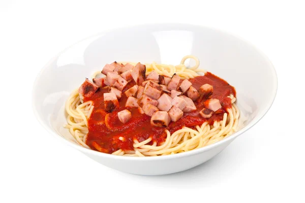 Спагетти, томатный соус и колбаса — стоковое фото