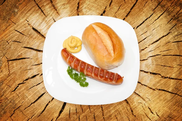 Grillwurst - Bratwurst mit Senf, Brot und Petersilie — Stockfoto