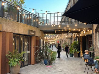 Gün batımında Işık Sokağı