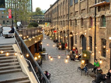 Gün batımında Işık Sokağı