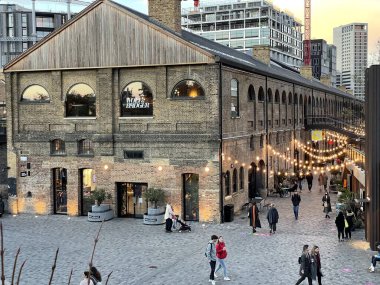 Açık Pazar 'da yürüyen insanlar