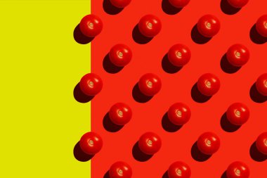 Kırmızı zemin üzerinde olgun kırmızı domates ve soldaki yazı için sarı boş yer olan kusursuz sonsuz desen..