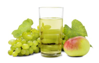 Beyaz arka planda bir demet yeşil üzüm ve elma ile bir bardak taze meyve suyu..