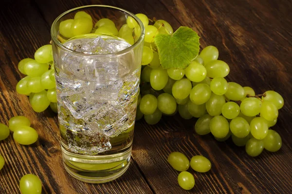 Verse Druivensap Met Ijsblokjes Glas Een Bos Zoete Groene Druiven — Stockfoto