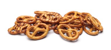 Beyaz arkaplanda izole edilmiş tuzlu kurabiye yığını.