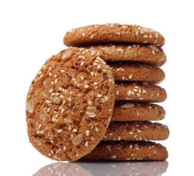 Beyaz arka planda izole edilmiş ayçiçeği ve keten tohumlu yulaf kekleri. Sağlıklı gıda kavramı.