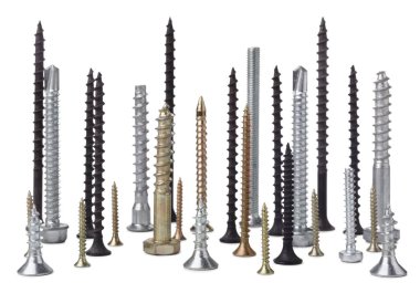 Metal vidalar, çeşitli boyutlarda ve görüntülerde, farklı uzunluklarda ve ipliklerle, beyaz arka planda izole edilmiş..