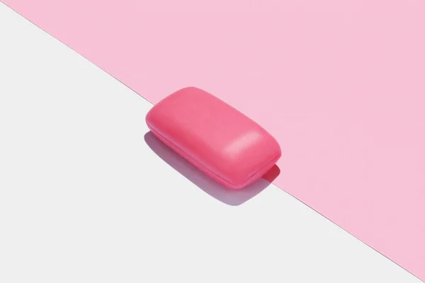 粉红粉红背景中心的粉红肥皂条 — 图库照片