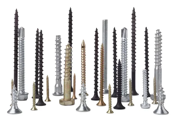 Metal vidalar, çeşitli boyutlarda ve görüntülerde, farklı uzunluklarda ve ipliklerle, beyaz arka planda izole edilmiş..