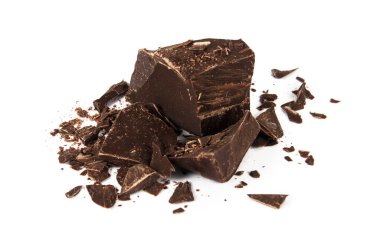Beyaz arka planda izole edilmiş siyah çikolata dilimleri