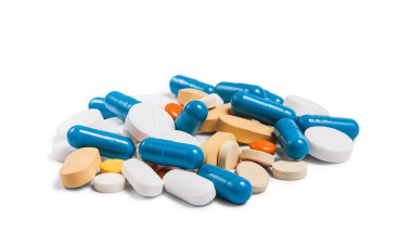 Beyaz arka planda birçok renkli hap ve kapsül izole edildi