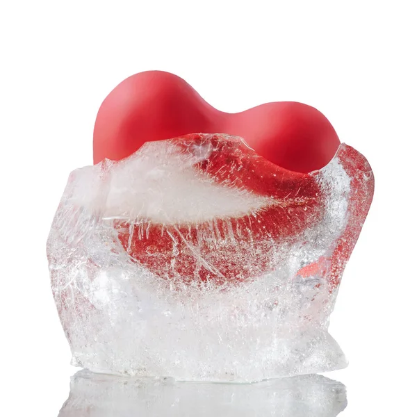 Κόκκινη Καρδιά Παγωμένη Στον Πάγο Απομονωμένη Λευκό Φόντο — Φωτογραφία Αρχείου