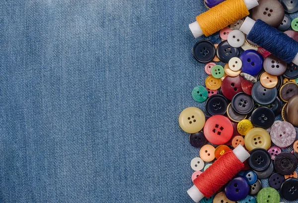 Una Pila Botones Costura Multicolores Carretes Hilo Sobre Fondo Vaquero — Foto de Stock