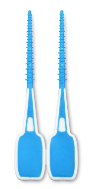 Ağız bakımı için iki tane interdental yumuşak silikon kürdan. Beyaz arka planda izole edilmiş mavi elastik diş etleri. Kapatın. Masaj aleti ve plaket sökücü diş. Ağız temizliği kavramı.